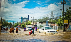 Lima Cara Aman Melewati Banjir Menggunakan Motor Matic