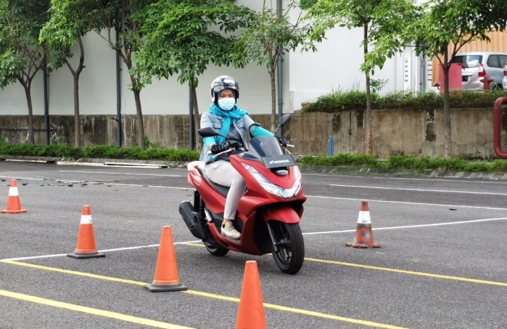 Spesial Hari Ibu, Ini Cara Berkendara Aman dan Nyaman Menggunakan Sepeda Motor