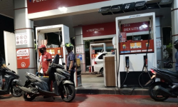 Isi Bensin Wajib Turun Dari Motor,